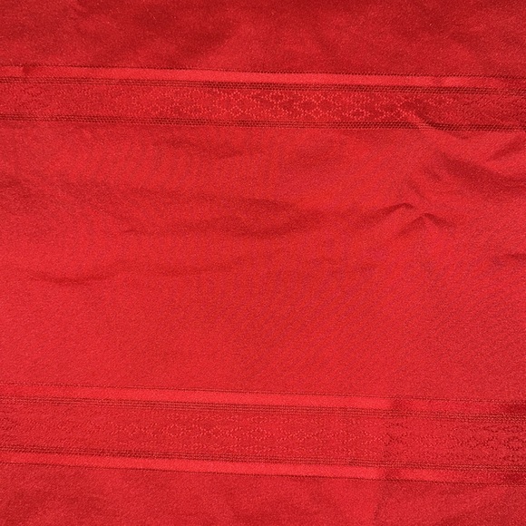 Red oval holiday tablecloth - Picture 2 of 6